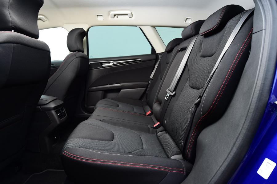 Интерьер Ford Mondeo Turnier ST-Line 2016 года  (фото 9 из 11)